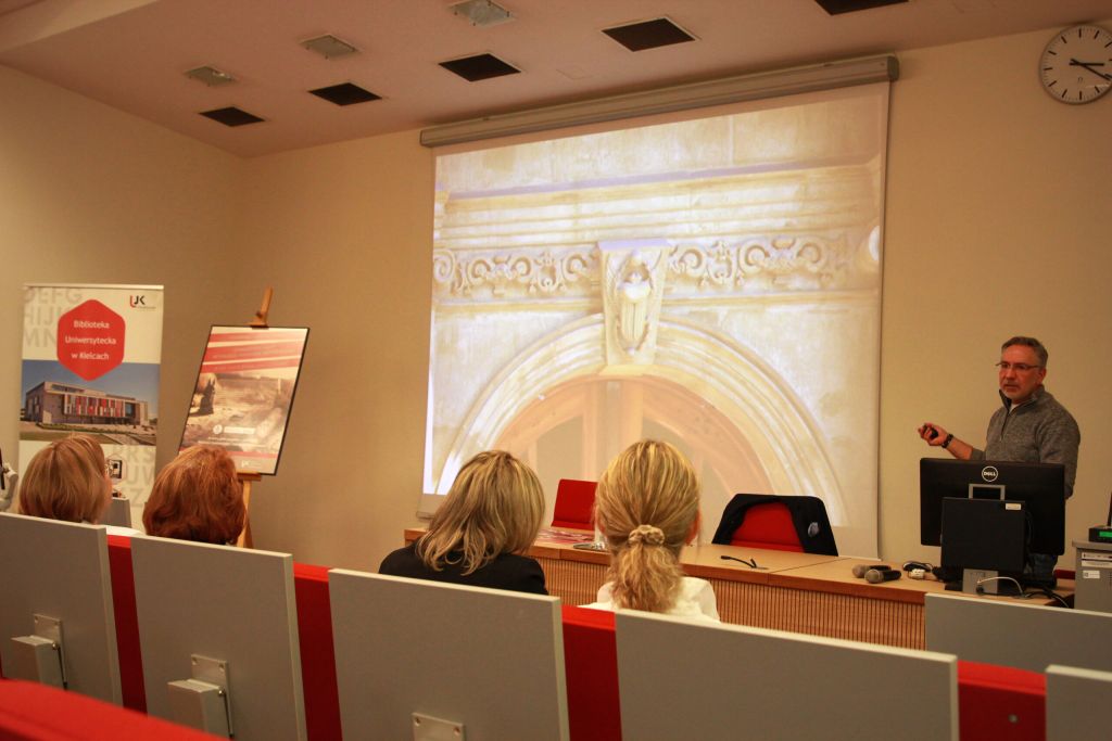 Uczestnicy słuchają wykładu.