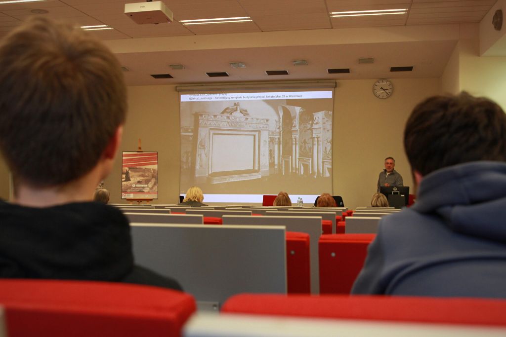 Uczestnicy słuchają wykładu.