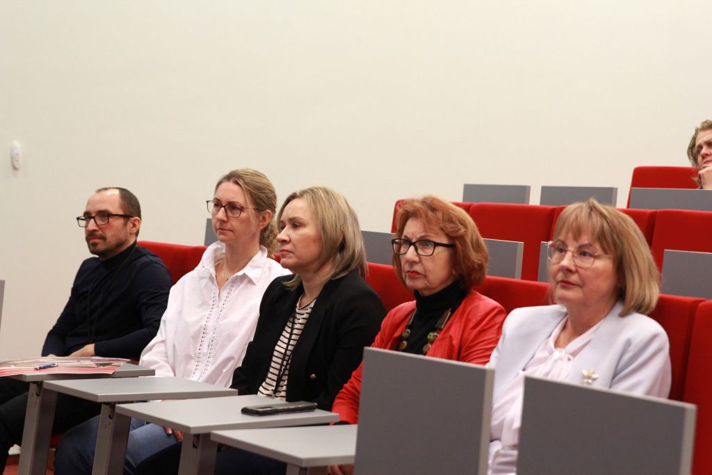 Uczestnicy słuchają wykładu.