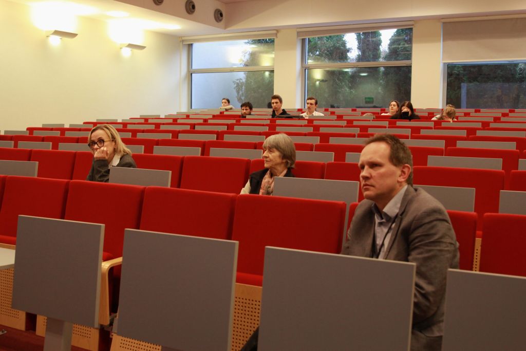 Uczestnicy słuchają wykładu.