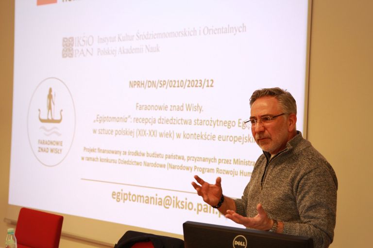 Doktor Leszek omawia podczas wykładu.