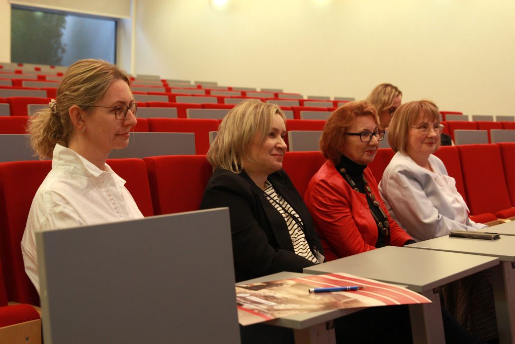 Uczestnicy słuchają wykładu.