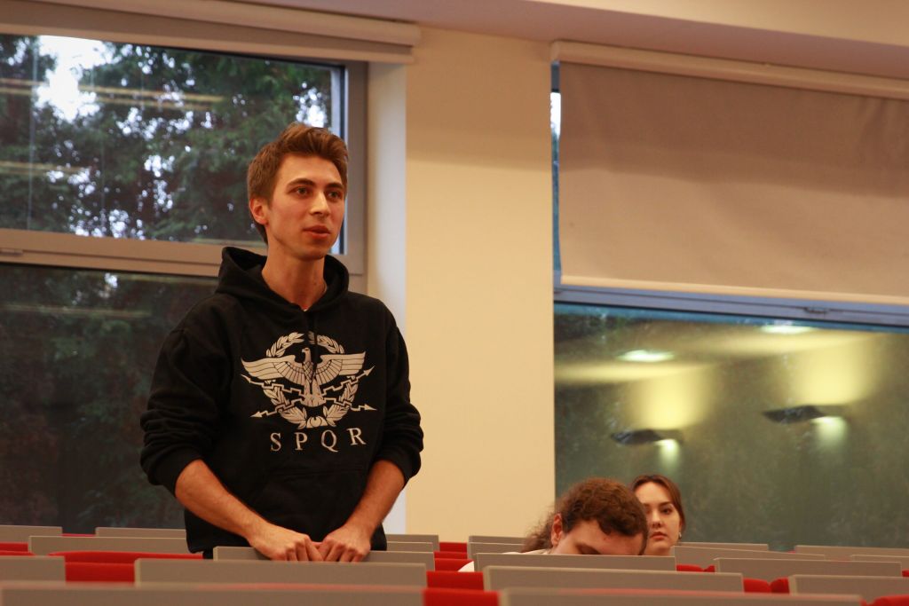 Uczestnik zadaje pytania.