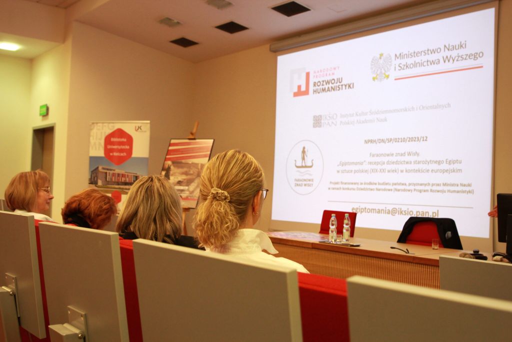 Uczestnicy słuchają wykładu.