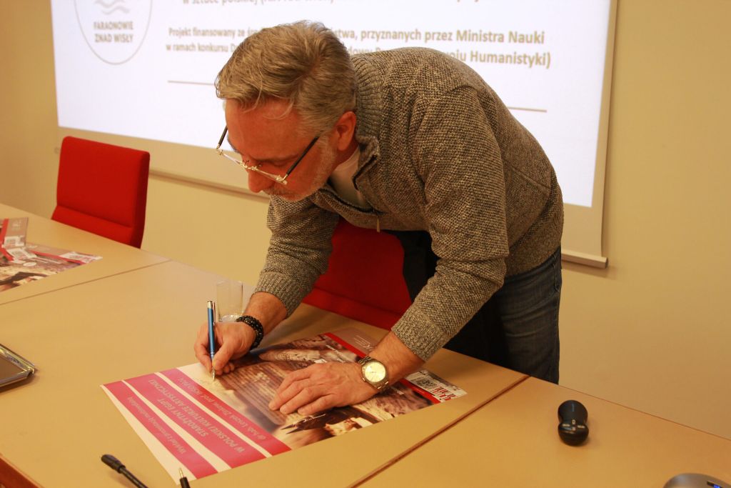 Leszek Zinkow daje autograf na plakacie