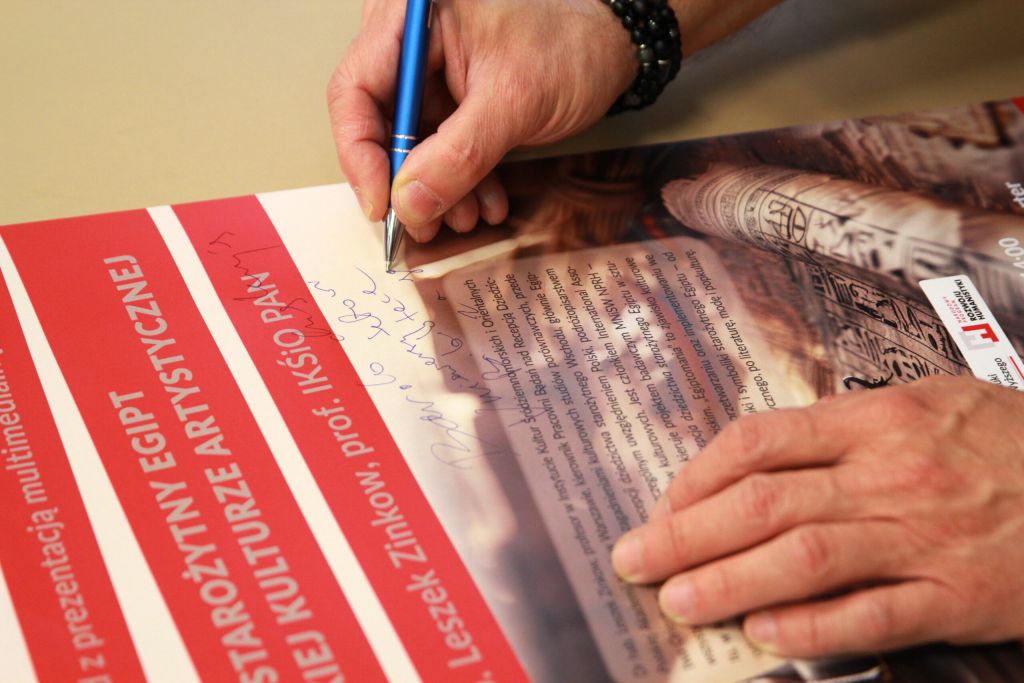 Leszek Zinkow daje autograf na plakacie