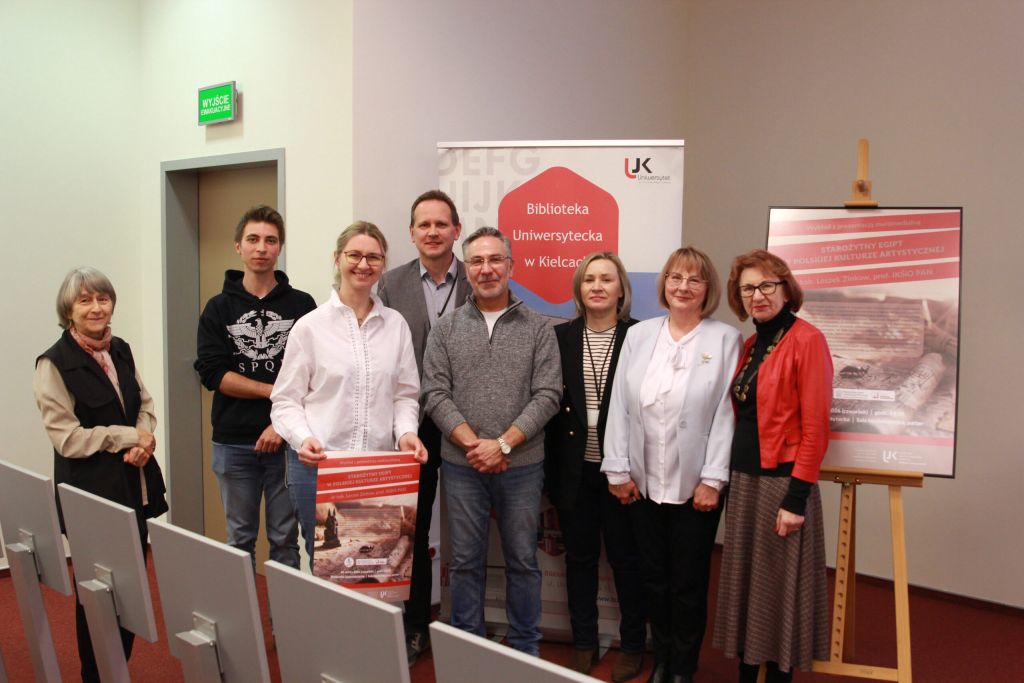 Pamiątkowe grupowe zdjęcie z uczestnikami 