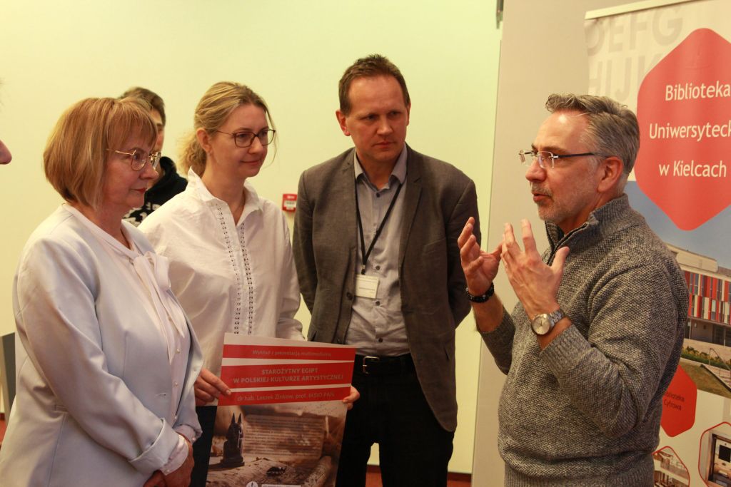 Wykładowca omawia przy grupie uczestników 