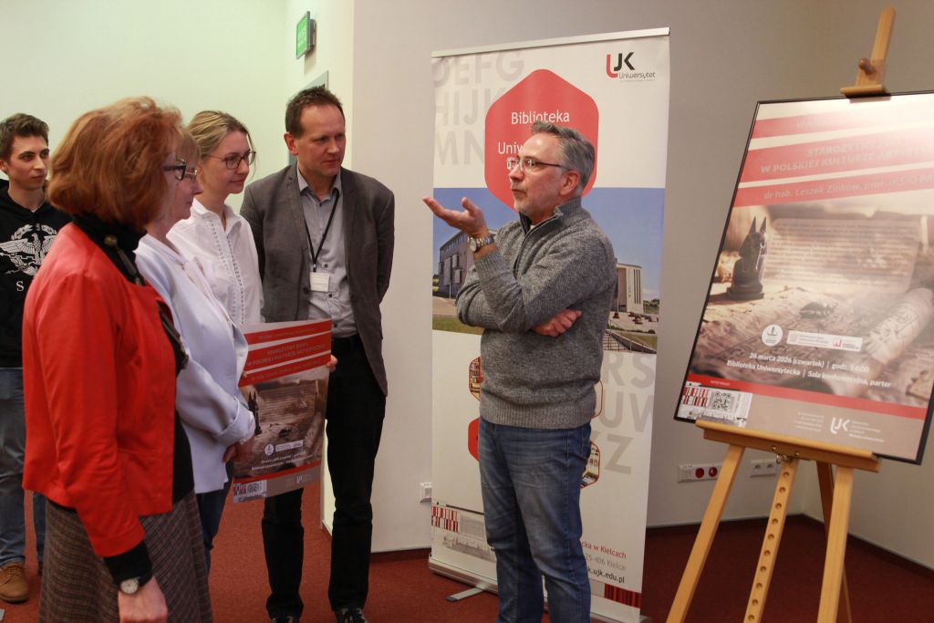 Wykładowca omawia przy grupie uczestników 