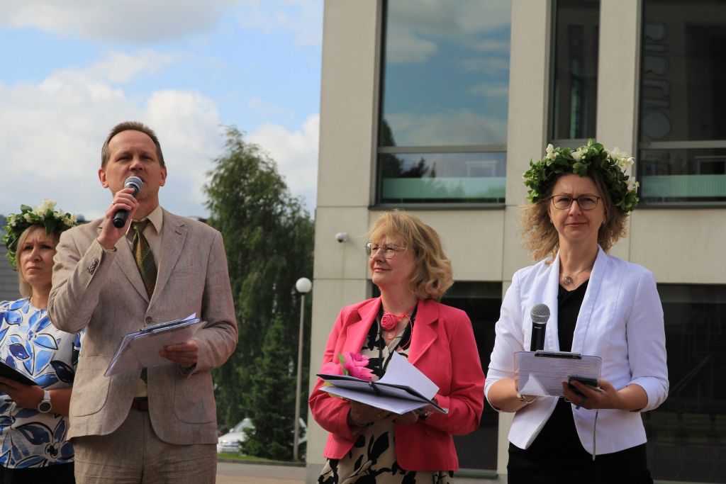 Dyrektor przemawia a obok organizatorzy