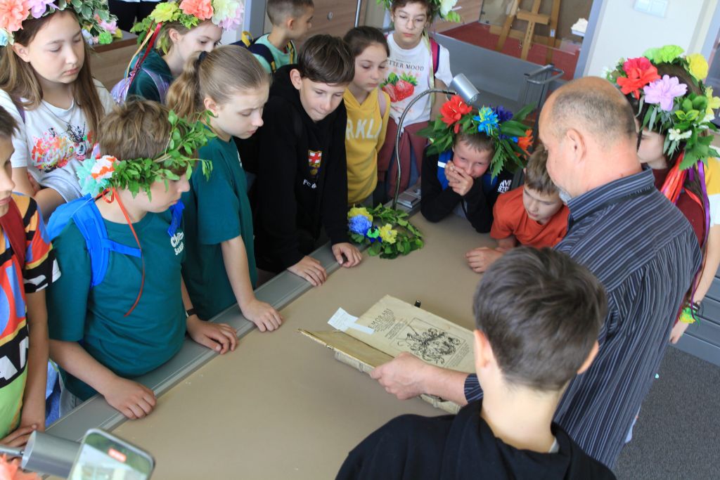 Uczestnicy oglądają dzieła z działu specjalnego