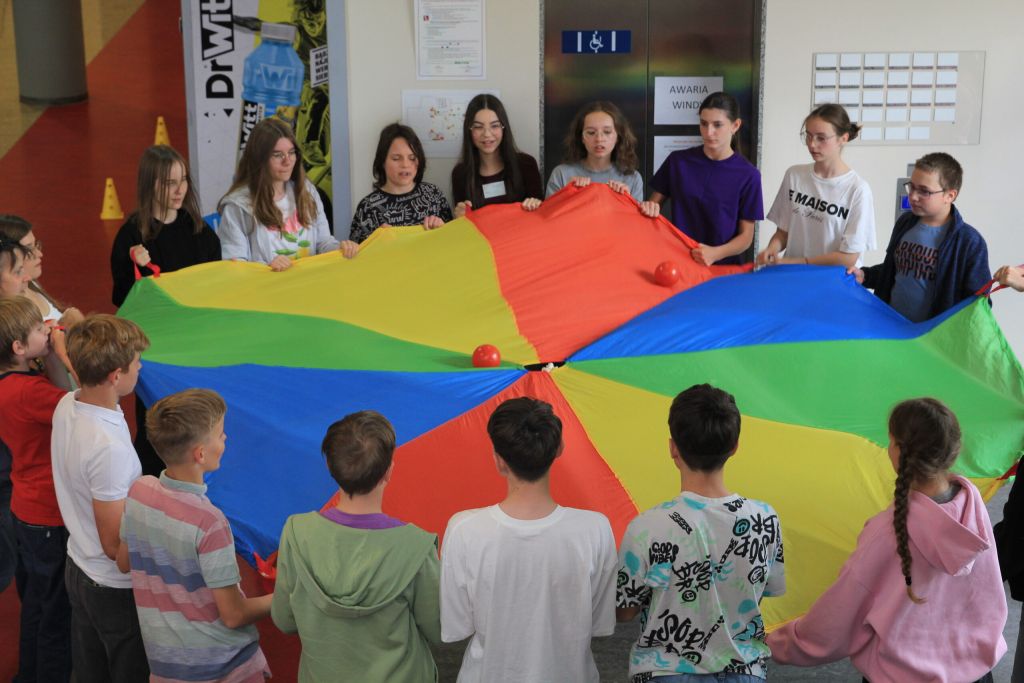 Uczestnicy biorą udział w zabawie