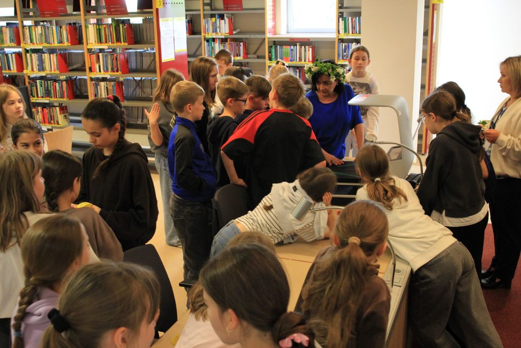 Uczestnicy zwiedzają bibliotekę