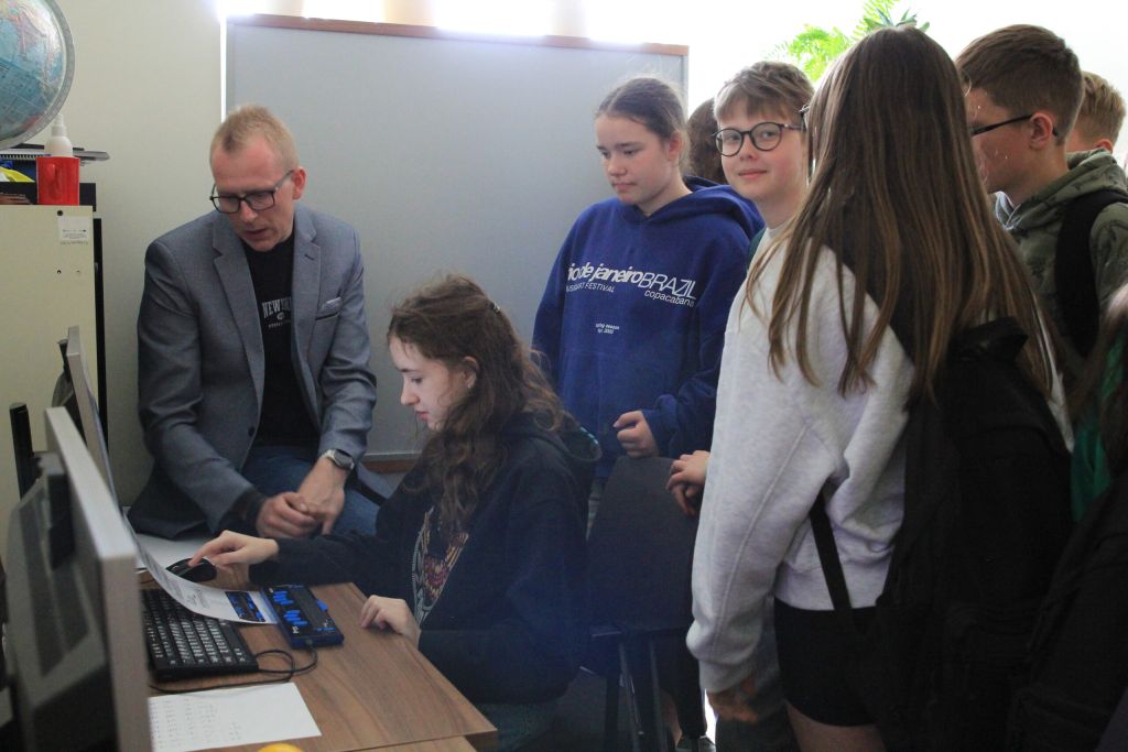 uczestnicy poznają udogodnienia osób niepełnosprawnych