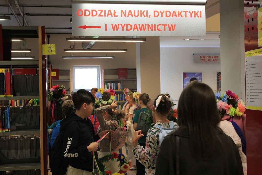 Uczestnicy zwiedzają bibliotekę