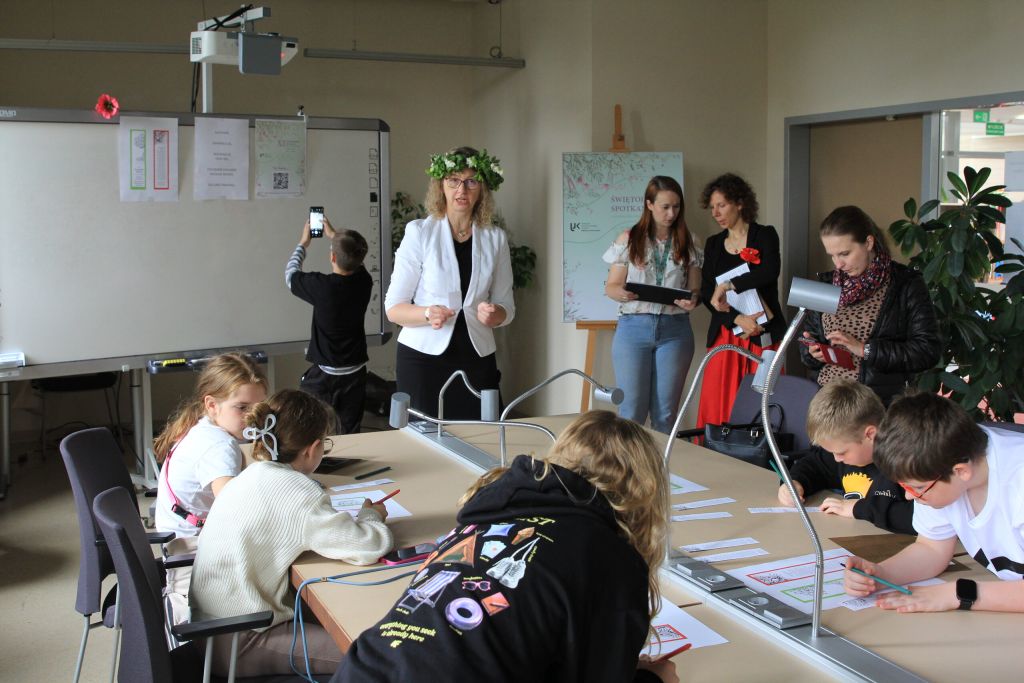 Uczestnicy biorą udział w warsztatach Fraszek