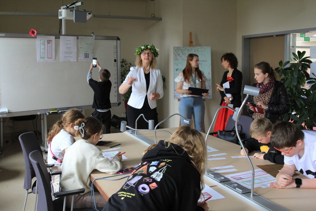 Uczestnicy biorą udział w warsztatach Fraszek