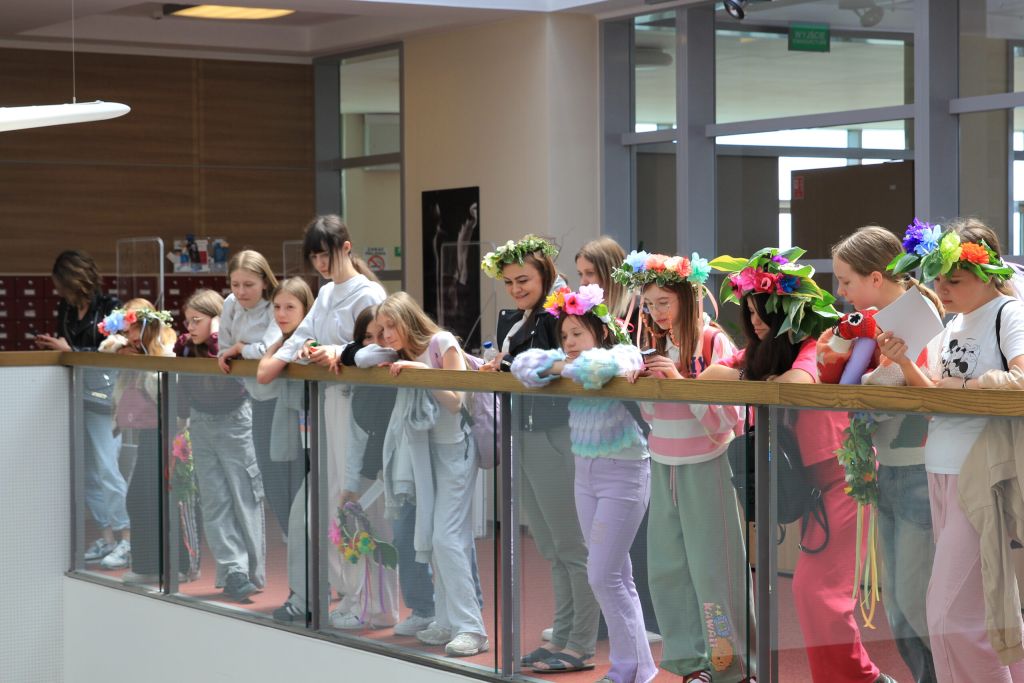 Uczestnicy zwiedzają bibliotekę