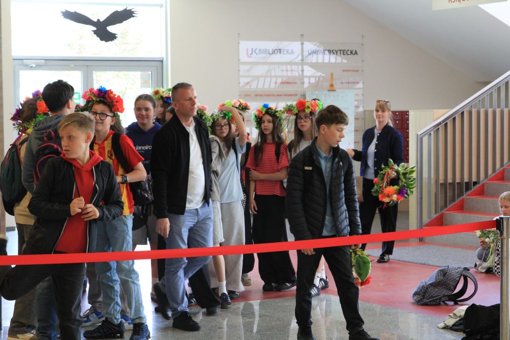 Uczestnicy wychodzą