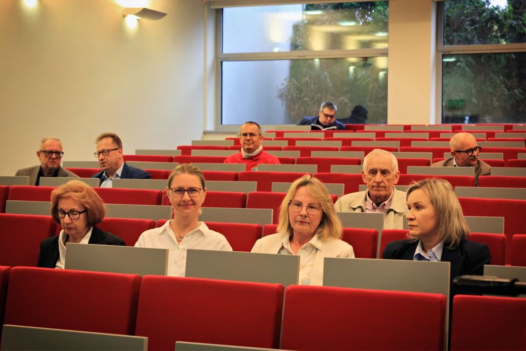 Uczestnicy słuchają na auli