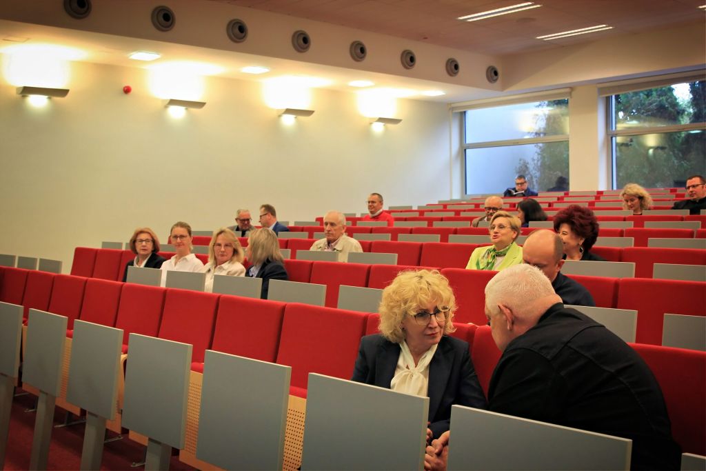 Uczestnicy w auli czekają na otwarcie
