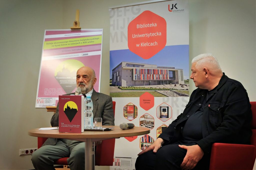 Były Rektor UJK i autor Książki omawiają do uczestników