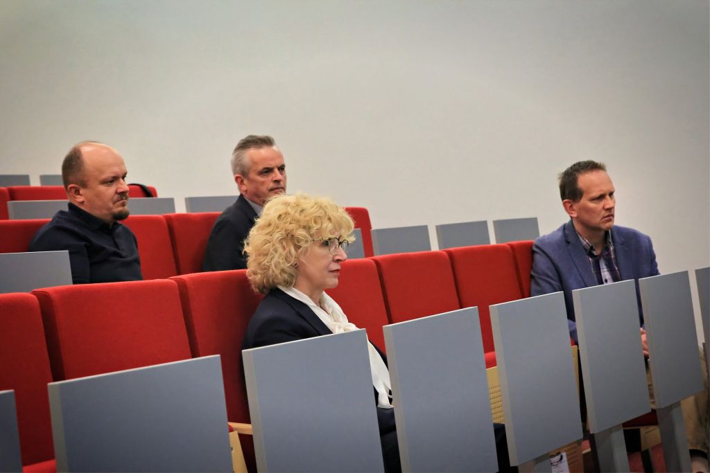 Uczestnicy słuchają omówienia autora