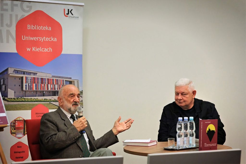 Były Rektor UJK i autor Książki omawiają do uczestników