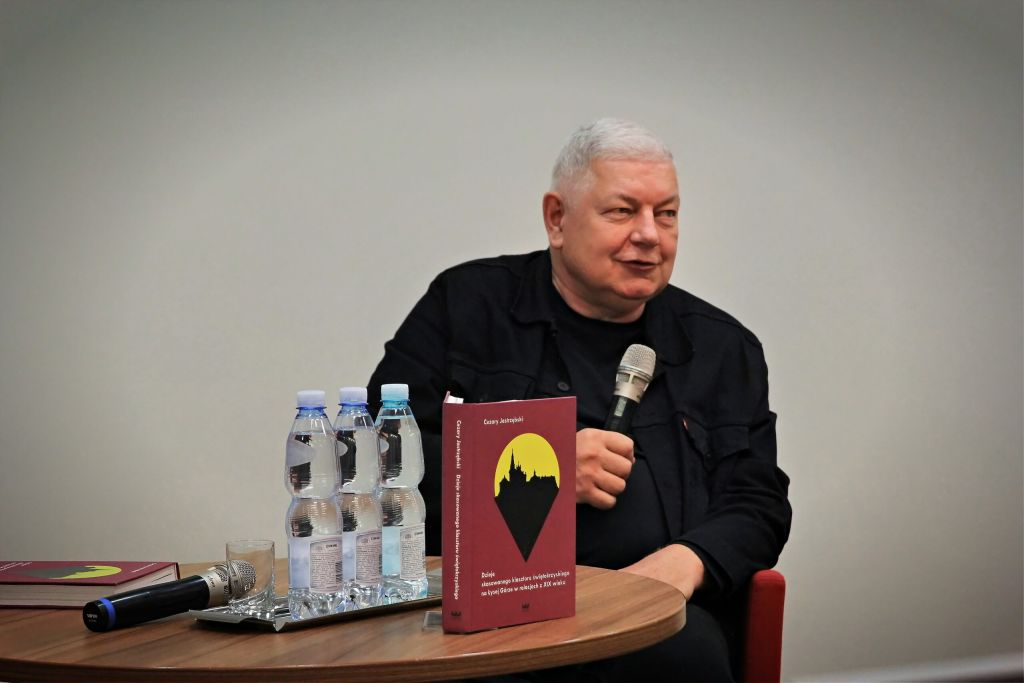 Autor książki rozmawia z uczestnikami