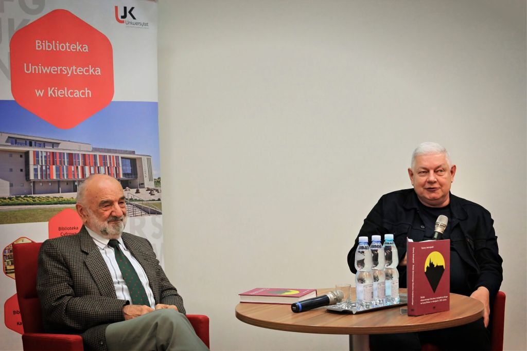 Były Rektor UJK i autor Książki omawiają do uczestników