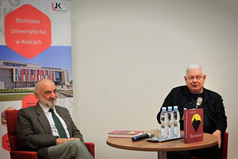Były Rektor UJK i autor Książki omawiają do uczestników