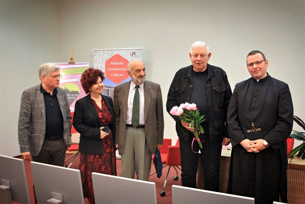 Uczestnicy pozują z autorem do zdjęcia