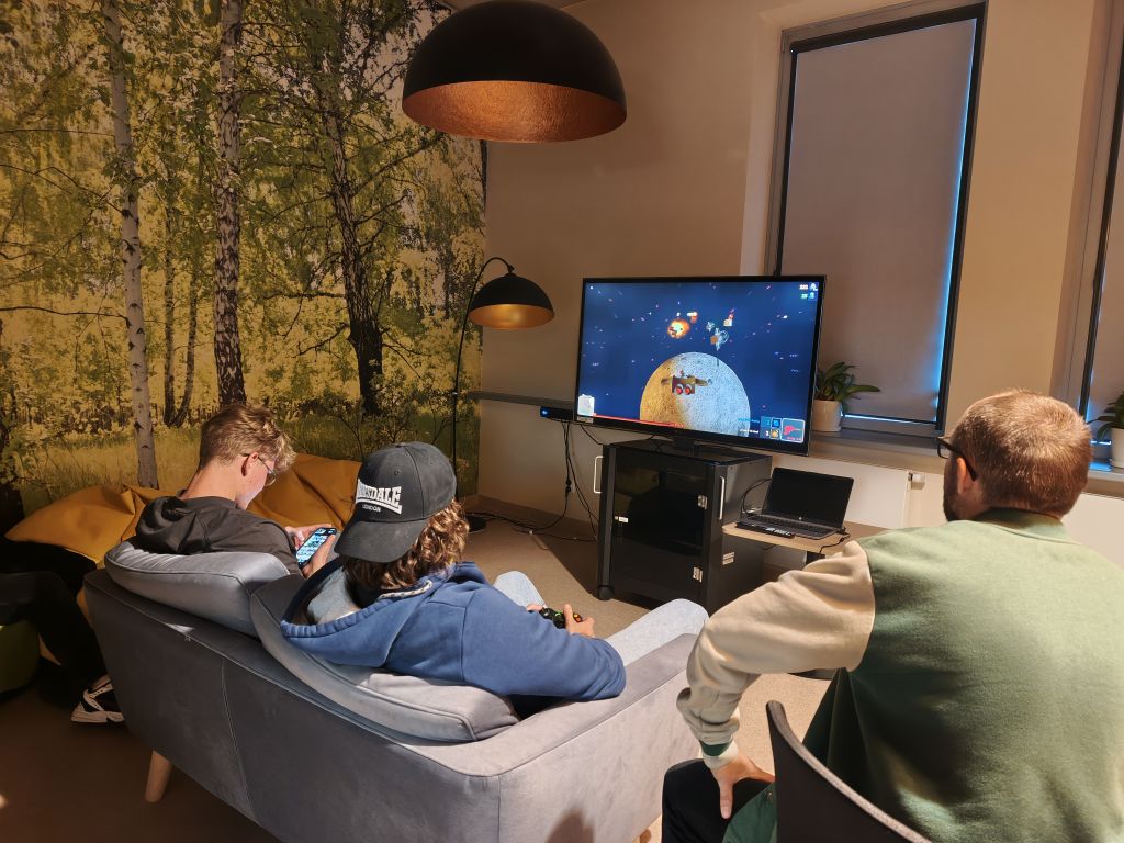 Pracownicy z uczestnikami podczas noc bibliotek