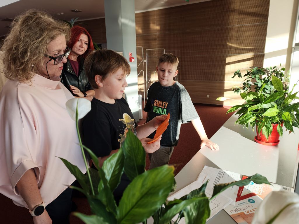 Pracownicy z uczestnikami podczas noc bibliotek