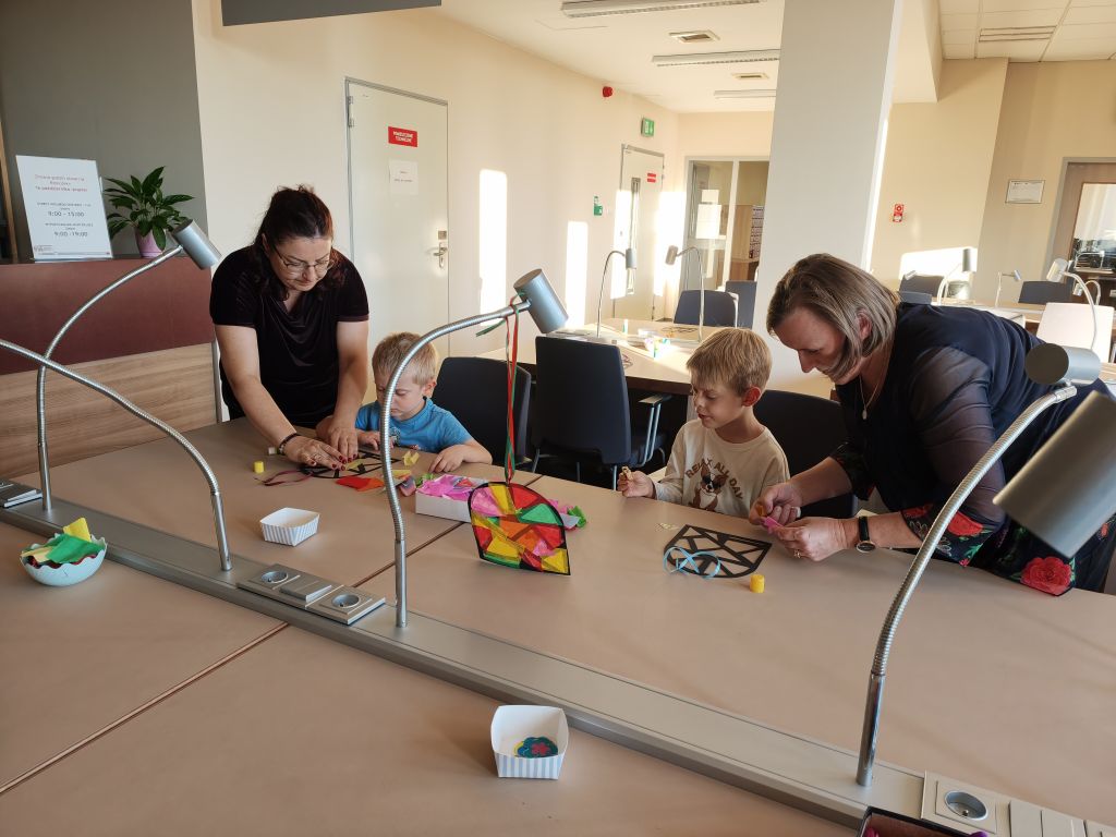Pracownicy z uczestnikami podczas noc bibliotek