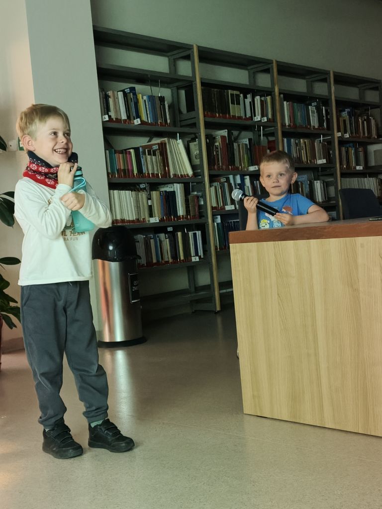 Pracownicy z uczestnikami podczas noc bibliotek