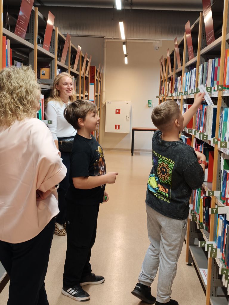 Pracownicy z uczestnikami podczas noc bibliotek