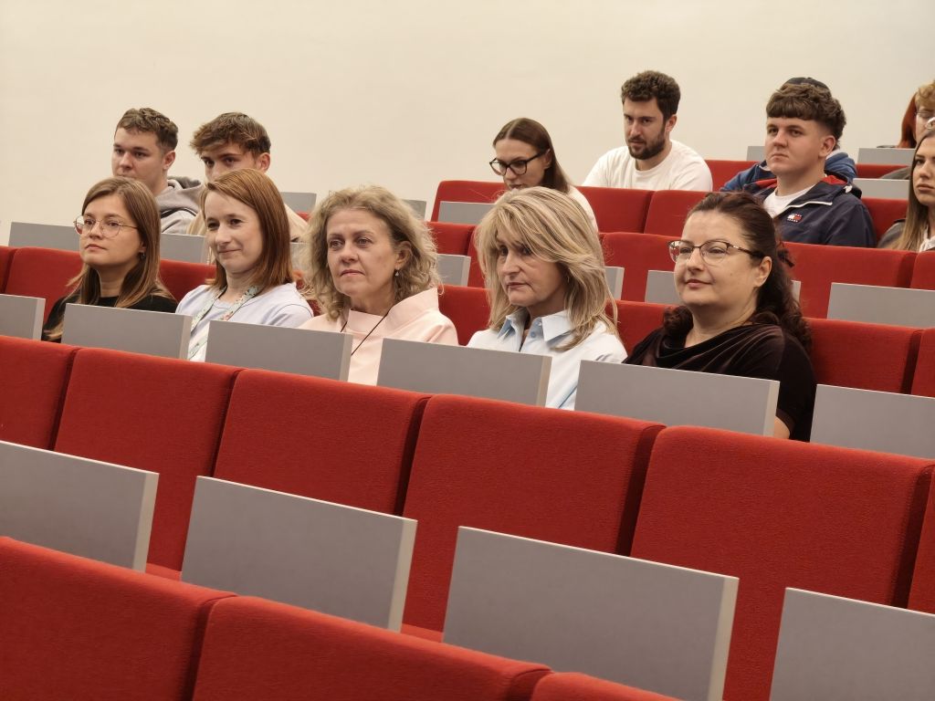 Pracownicy z uczestnikami podczas noc bibliotek
