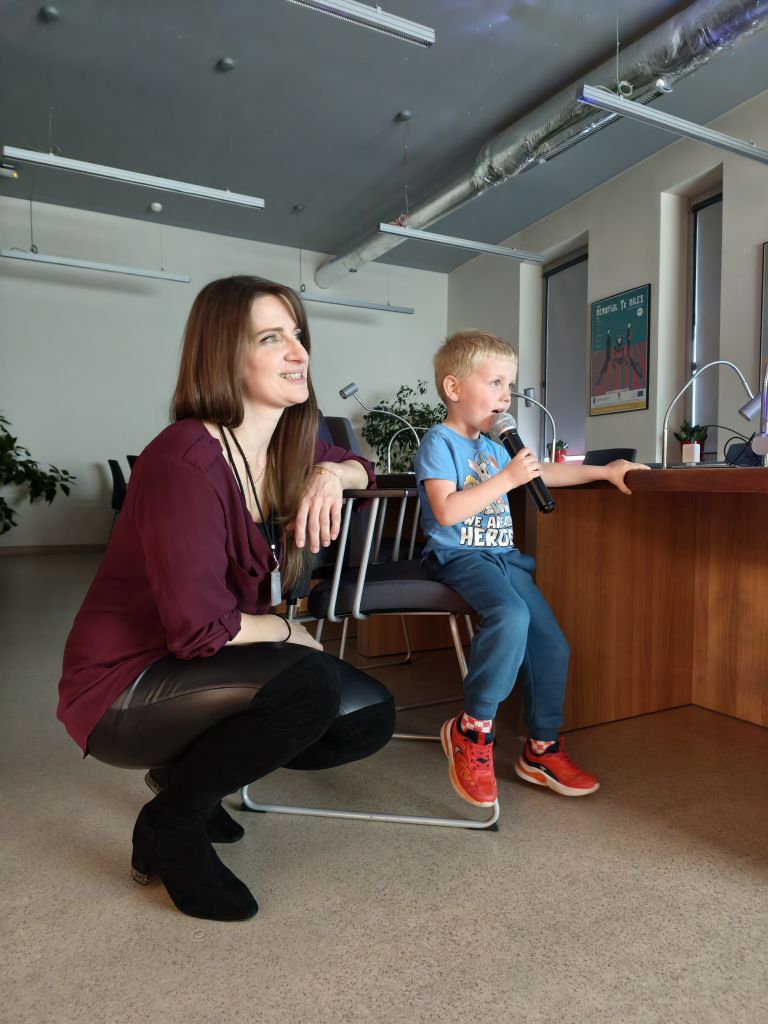 Pracownicy z uczestnikami podczas noc bibliotek