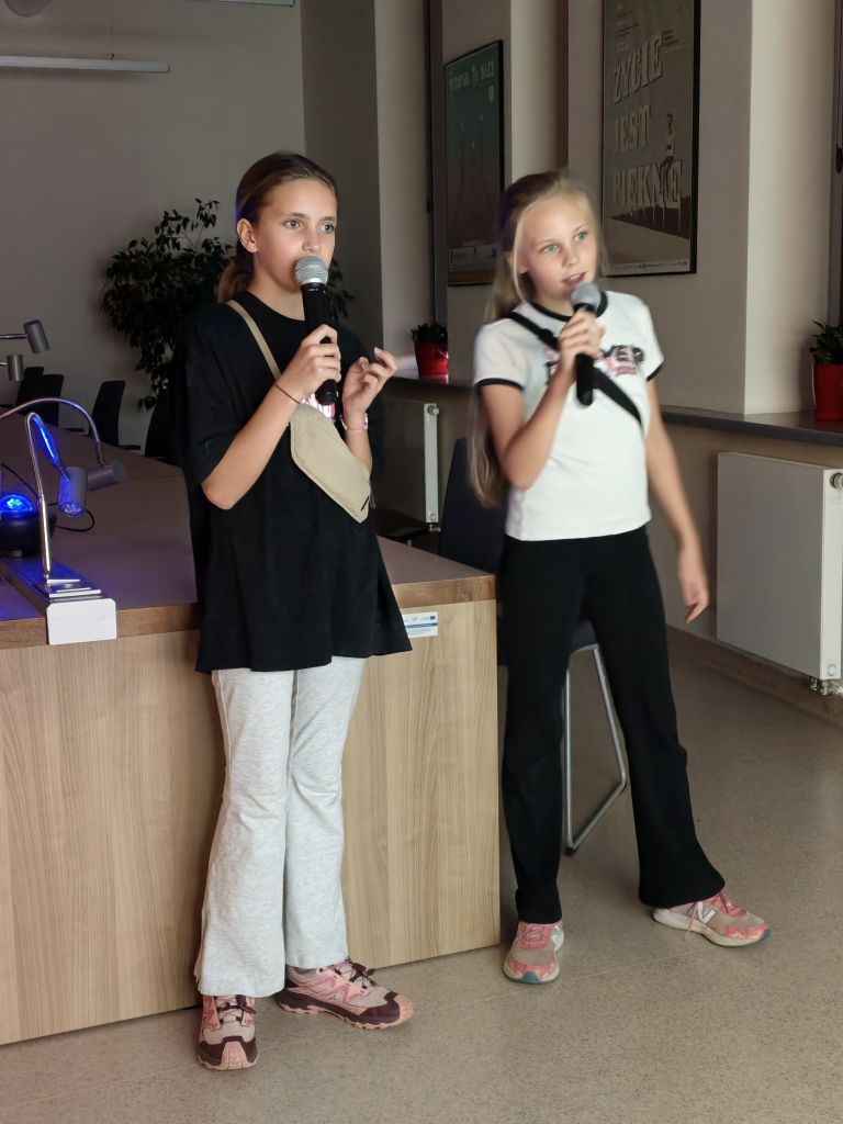 Uczestnicy śpiewają karaoke