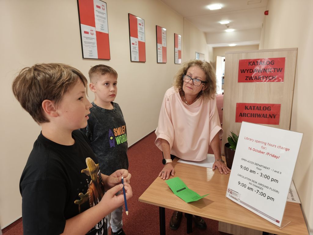 Pracownicy z uczestnikami podczas noc bibliotek