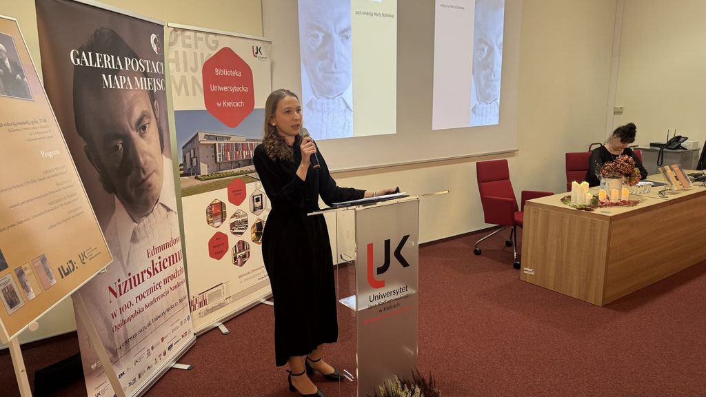 Uczestniczka przedstawia prezentację