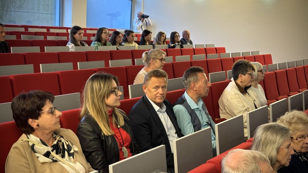 Uczestnicy słuchają wykładu w sali konferencyjnej