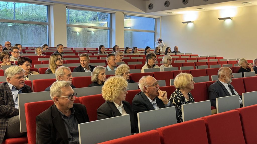 Uczestnicy słuchają wykładu w sali konferencyjnej