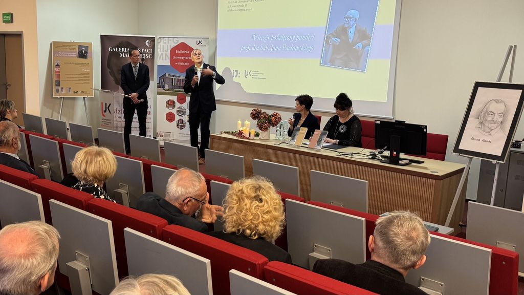 Uczestnicy słuchają wykładu w sali konferencyjnej