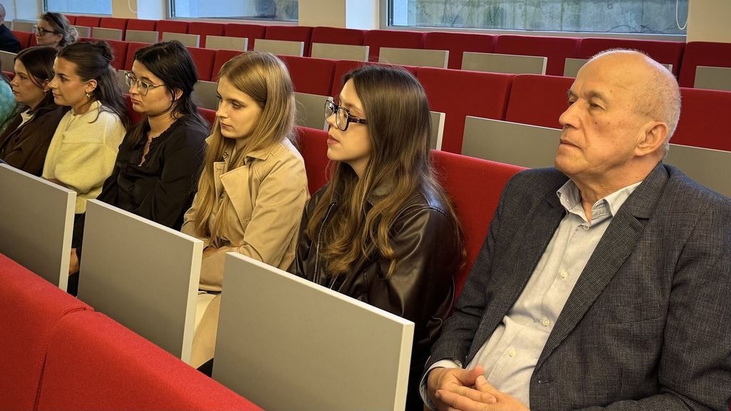 Uczestnicy słuchają wykładu w sali konferencyjnej