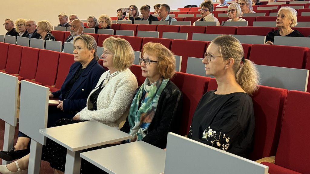 Uczestnicy słuchają wykładu w sali konferencyjnej
