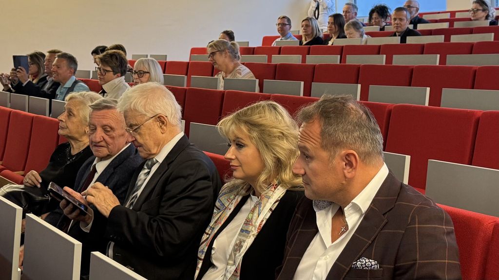 Uczestnicy słuchają wykładu w sali konferencyjnej