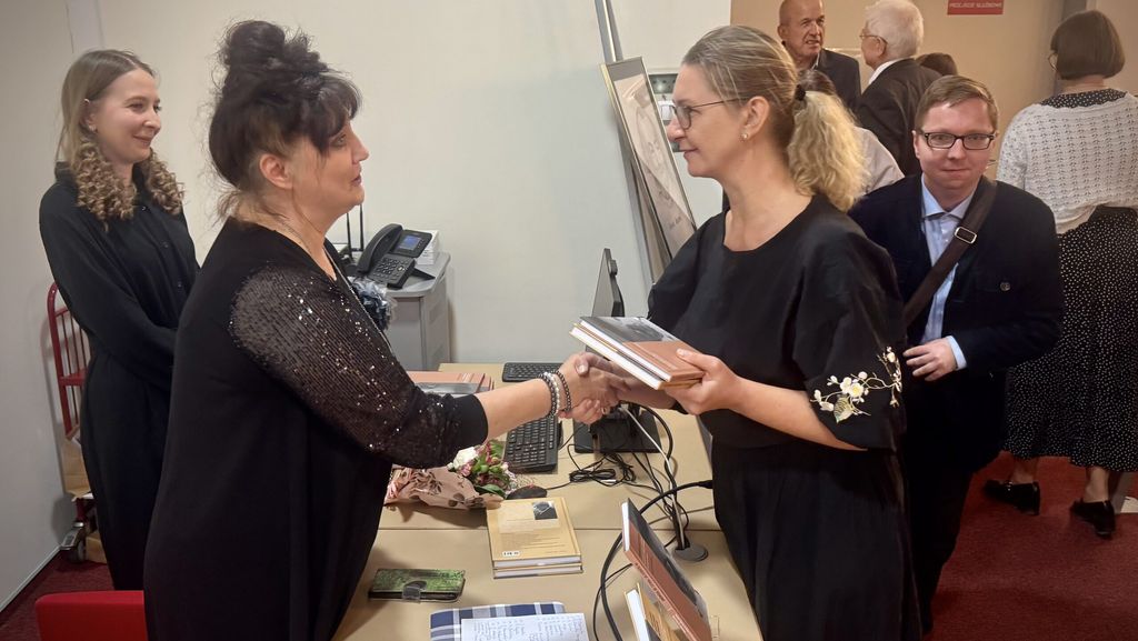Rozdawanie autografów książek dotyczący Pacławskiemu