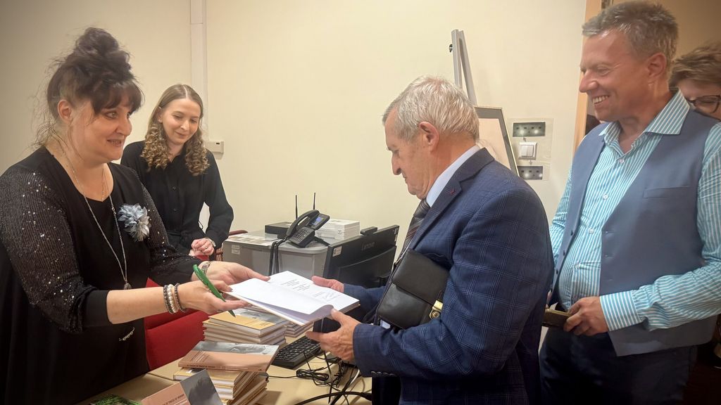 Rozdawanie autografów książek dotyczący Pacławskiemu